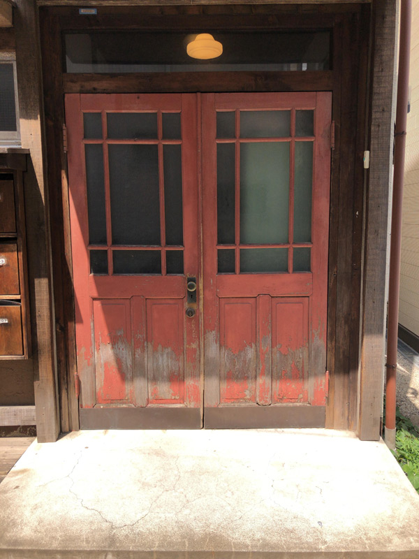 木製のドア | 気になる家シリーズ-3