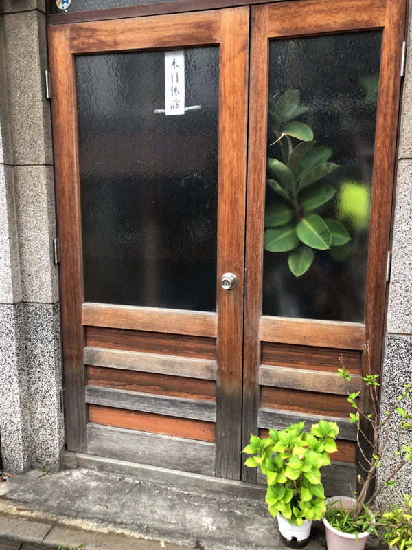 木製のドア | 気になる家シリーズ-5