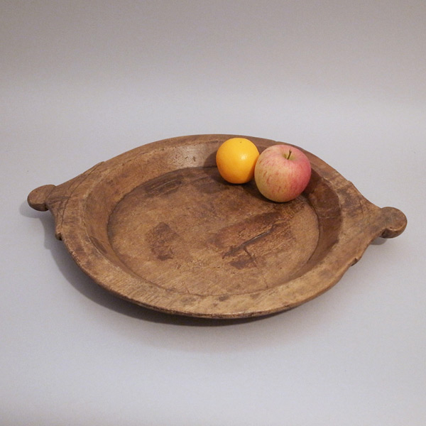 19世紀の耳付き木皿-果物をのせたサイズ感