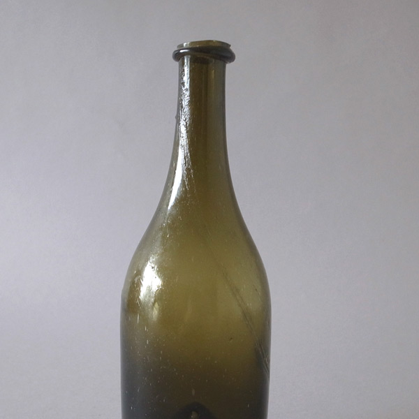 18世紀イタリアのワインボトル-上部