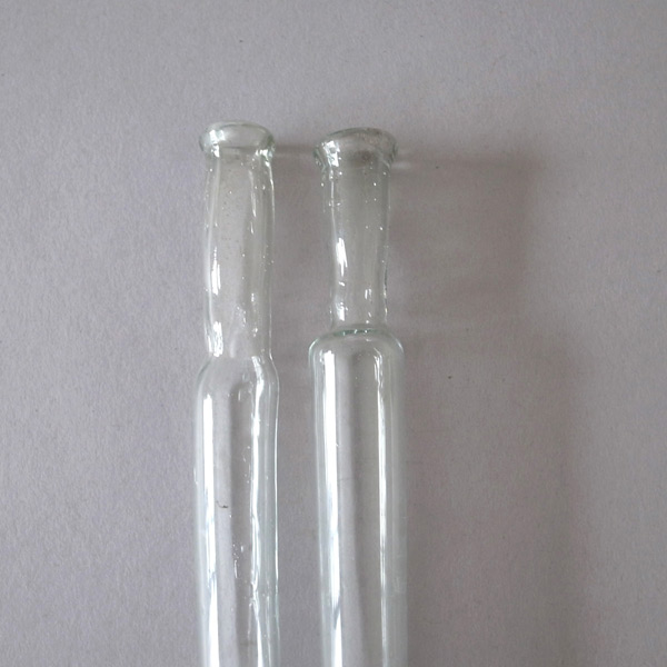 19世紀細長ガラス瓶-上部