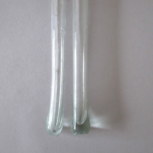 19世紀細長ガラス瓶-底