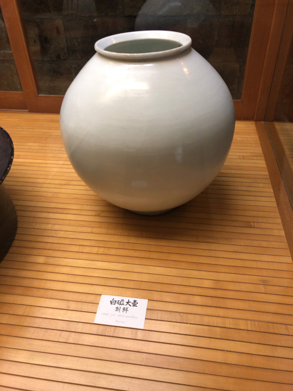 益子参考館の展示物-朝鮮白磁大壺