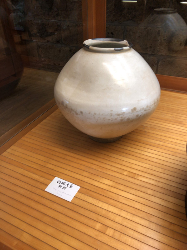 益子参考館の展示物-朝鮮白磁