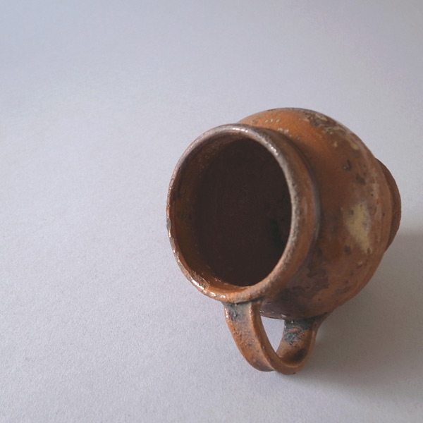 テラコッタ製の取っ手付きの壺-全体反対面上部のディティール