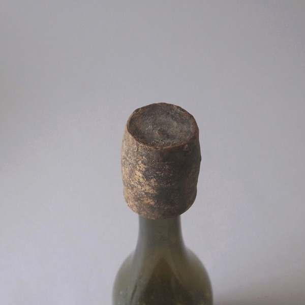 19世紀のコルク栓キャップ-ボトルに装着2