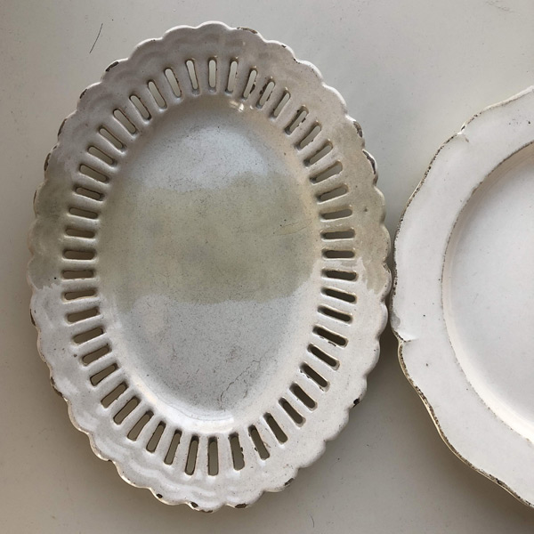 19世紀頃の白い皿-デザインされたマヨリカ