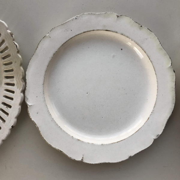19世紀頃の白い皿-花リムのテラーリア平皿
