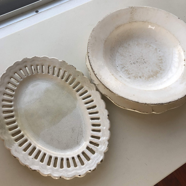 19世紀頃の白い皿-3枚の皿