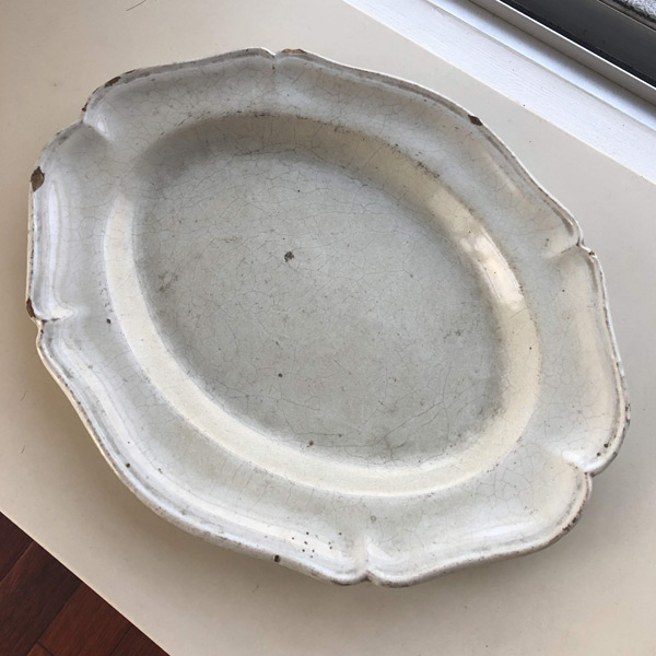 18世紀頃の白い皿-花リムのマヨリカ大皿