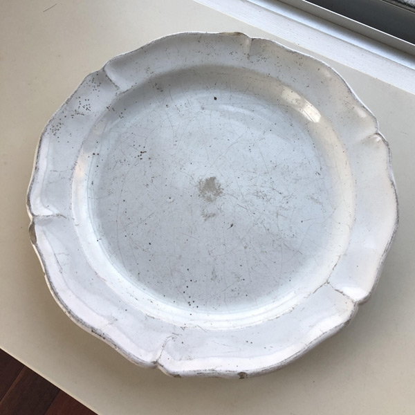 19世紀頃の白い皿-花リムのマヨリカ大皿