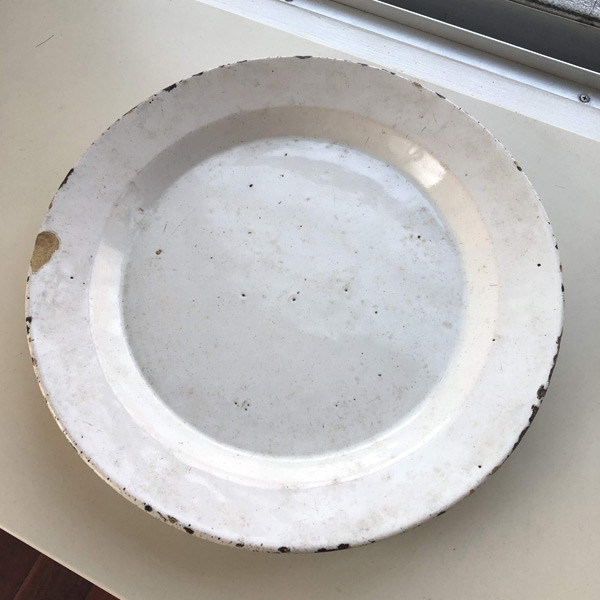 19世紀頃の白い皿-マヨリカの大皿