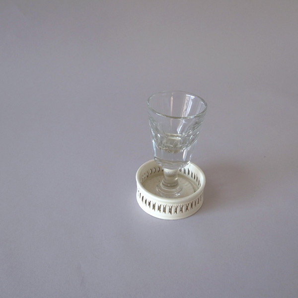 19世紀テラーリア（クリームウェア/ファイアンスフィーヌ）のグラスコースター-グラスを置いた例