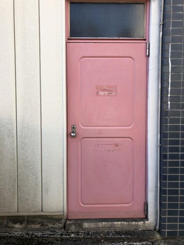 旧式玄関のドア-ピンクのがっちゃん扉