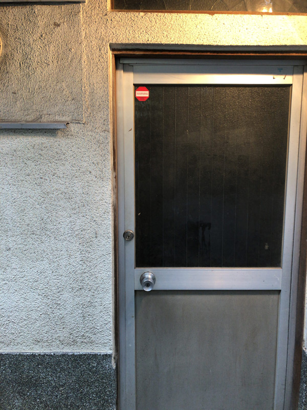 旧式玄関のドア-アルミ枠のドア