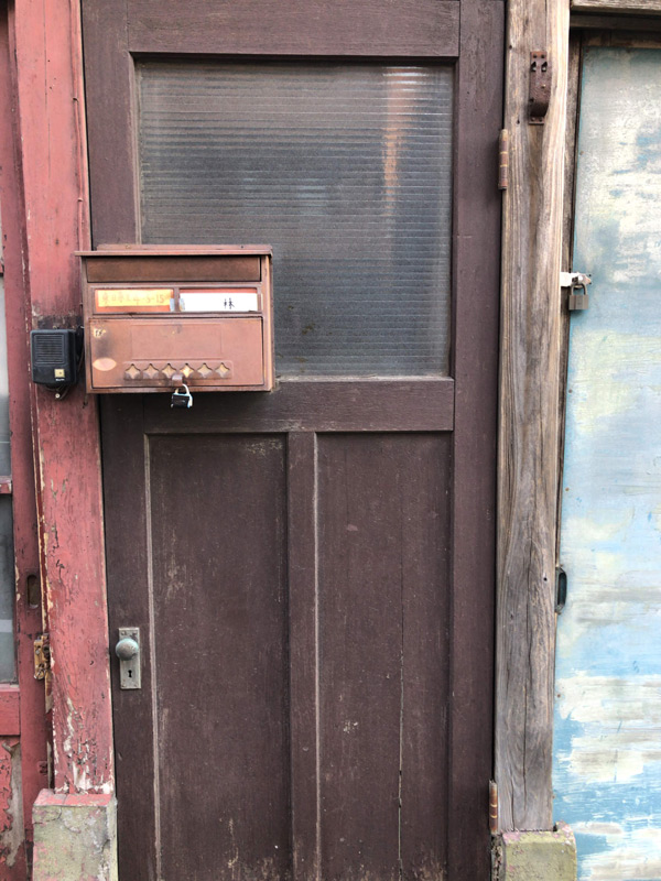 ドアに付属された郵便ポスト-玄関窓付近