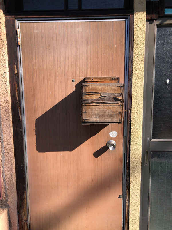 ドアに付属された郵便ポスト-玄関ドアのぶ付近