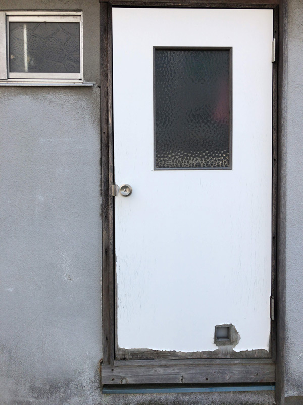 旧式玄関のドア-シンプルな木製ドア