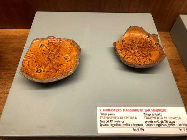 三彩マヨリカの考察-美術館の三彩マヨリカピッチャーと壺
