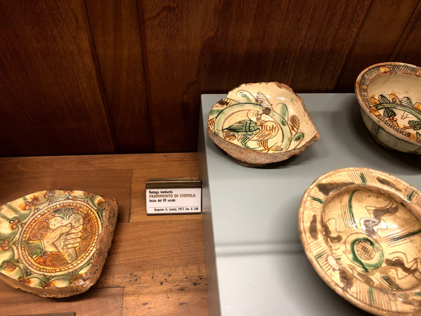 三彩マヨリカの考察-美術館の三彩マヨリカ鳥の器