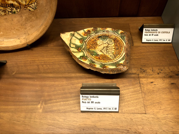 三彩マヨリカの考察-美術館の三彩マヨリカ絵柄の陶片