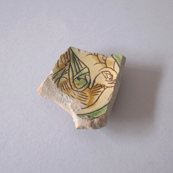 15-16世紀 三彩マヨリカ陶片 その2-全体アップ角度別