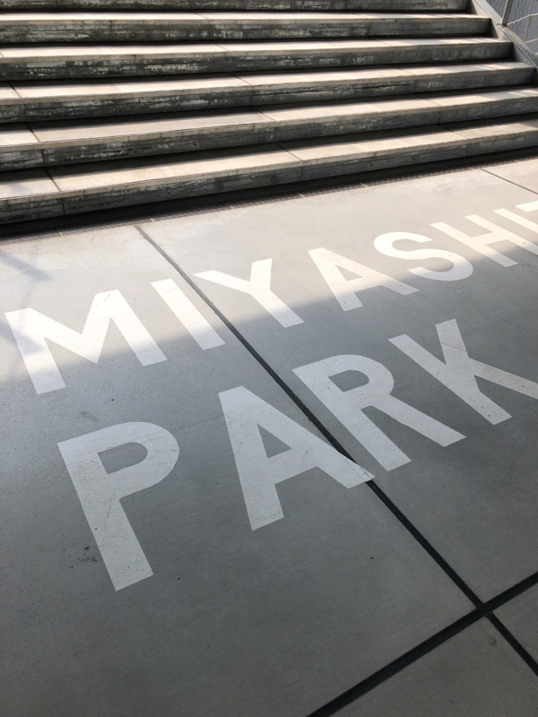MIYASHITA PARK宮下公園-地面に描かれたミヤシタパークのロゴ