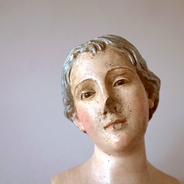 18世紀ナポリの女性人形-下からの顔