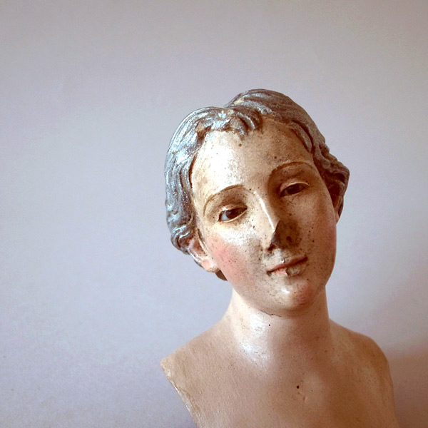 18世紀ナポリの女性人形-顔の正面アップ