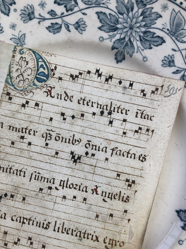 1400年～1600年代グレゴリオ聖歌ネウマ譜古い楽譜の大きさ-3枚の比較-一番小さい物とお皿