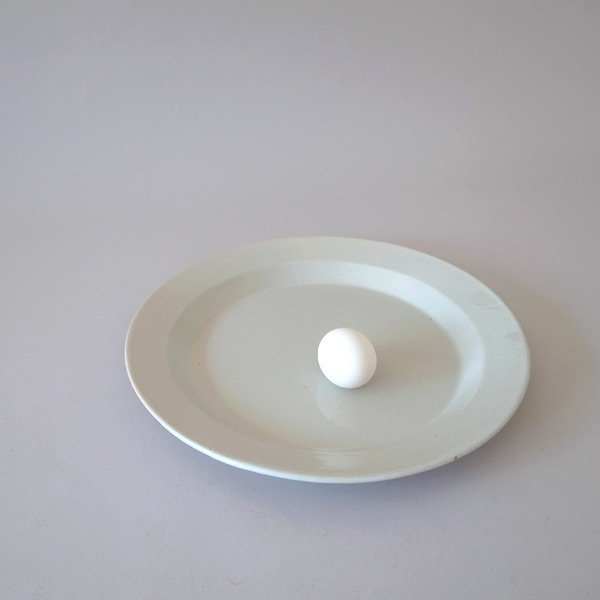 18-19世紀マヨリカの大皿-皿と卵の大きさ比較