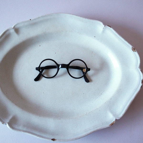 20世紀の丸メガネ(黒縁)-皿と大きさ比較
