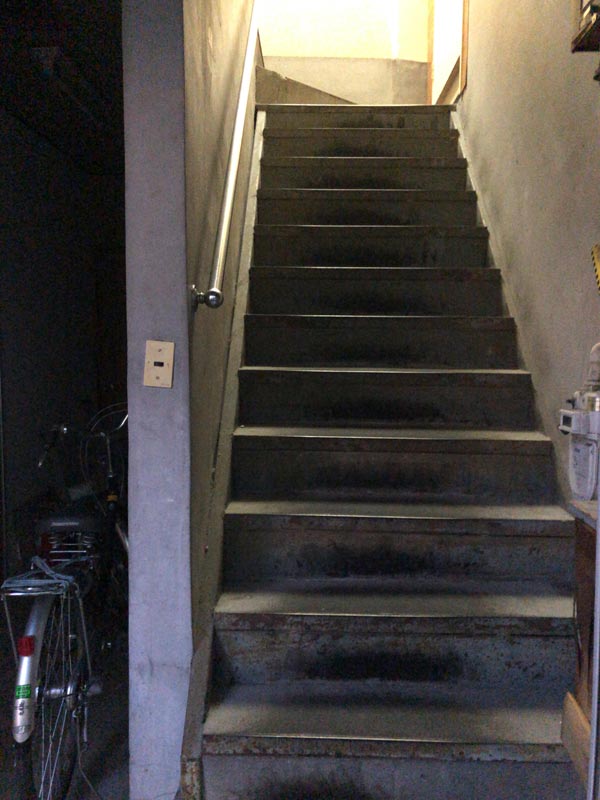 見向きもされない物-アパートの階段