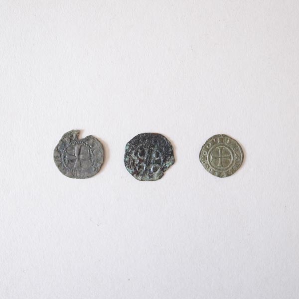 中世硬貨-3枚上からアップ