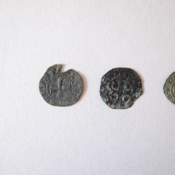 中世硬貨-左端のアップ