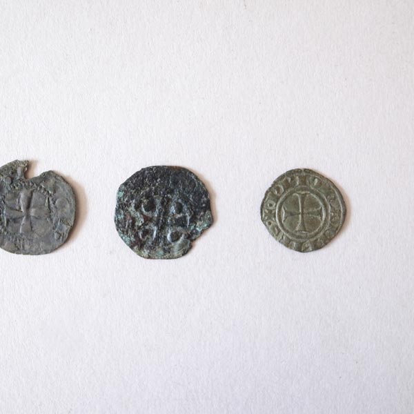 中世硬貨-右端のアップ