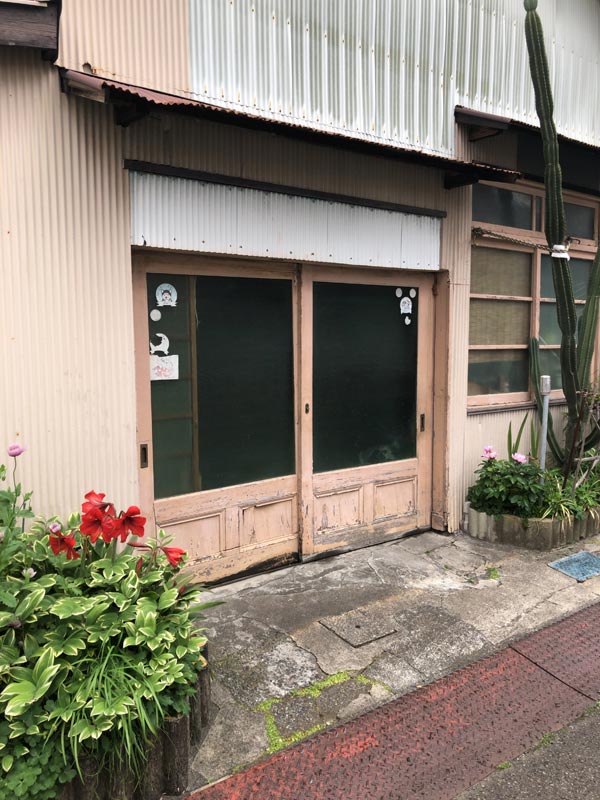 静岡の散歩風景-ピンクの引き戸玄関