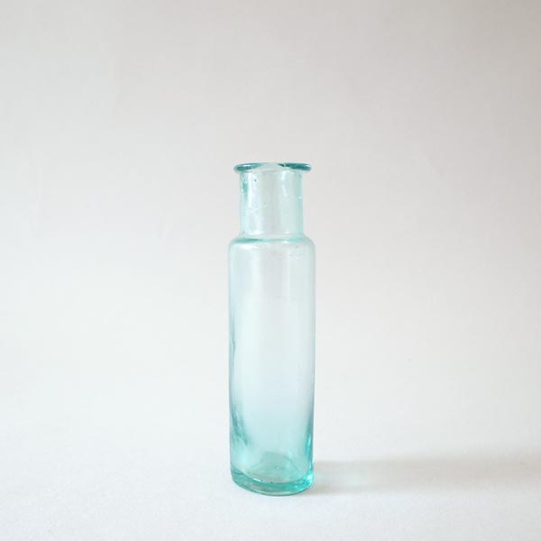 20世紀小さな薬瓶（青）-正面全体アップ