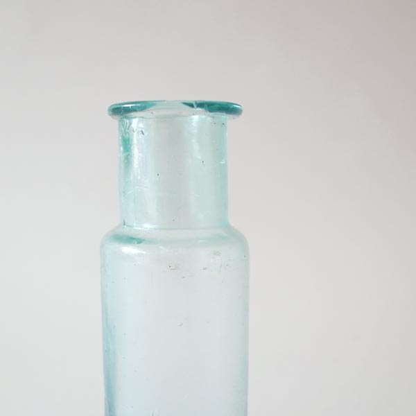 20世紀小さな薬瓶（青）-上部アップ