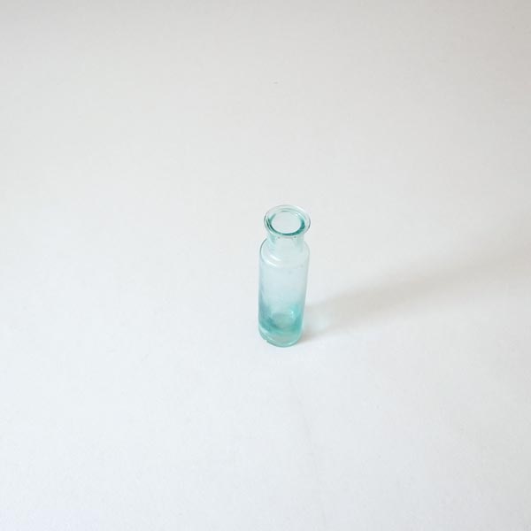 20世紀小さな薬瓶（青）-全体角度別
