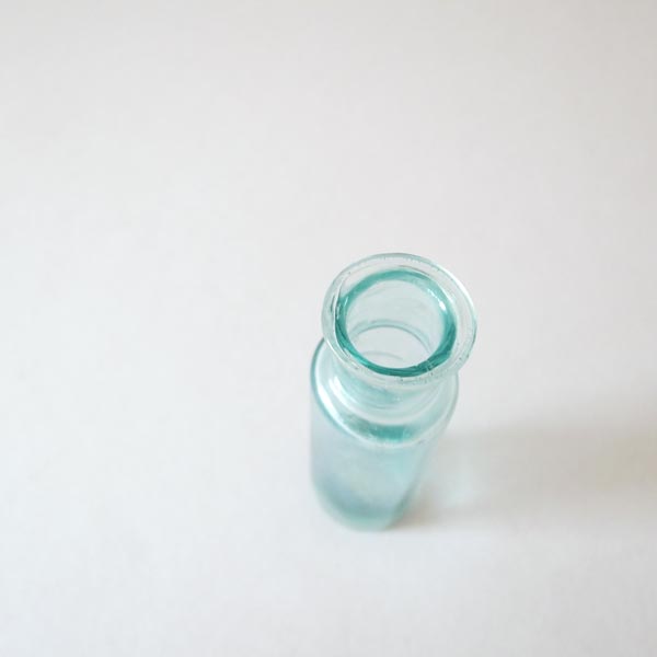 20世紀小さな薬瓶（青）-上部から