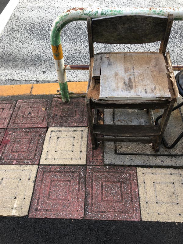 バス停の椅子-木の椅子