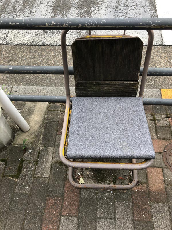 バス停の椅子-パイプ椅子